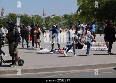 pic Shows : colporteurs devant la Tour Eiffel alors que la ville se prépare pour les Jeux olympiques avec des fermetures de routes et des nettoyages perturbant la vie quotidienne de par Banque D'Images