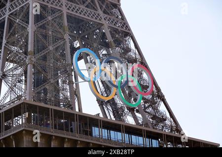 pic spectacles : Tour Eiffel à Paris avec les anneaux olympiques exposés. Alors que la ville se prépare pour les Jeux olympiques avec des fermetures de routes et des nettoyages perturbant Banque D'Images