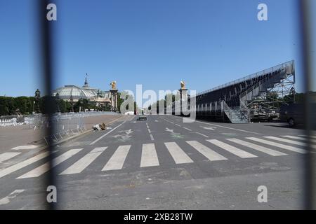 pic spectacles : Tour Eiffel à Paris avec les anneaux olympiques exposés. Alors que la ville se prépare pour les Jeux olympiques avec des fermetures de routes et des nettoyages perturbant Banque D'Images