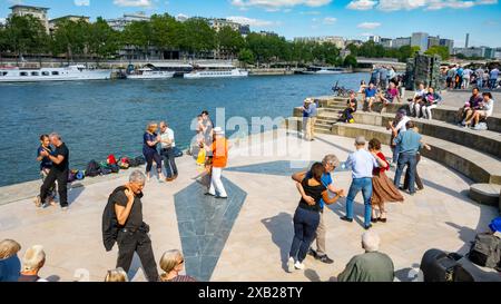 Paris, France, Français dansant au bord de la Seine, éditorial seulement. Banque D'Images