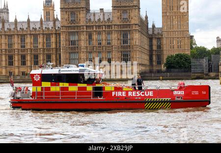 Un des deux bateaux de secours incendie sur la Tamise près des chambres du Parlement. Le bateau s'appelle Errington sauve les navires et les gens. Banque D'Images