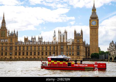 Un des deux bateaux de secours incendie sur la Tamise près des chambres du Parlement. Le bateau s'appelle Errington sauve les navires et les gens. Banque D'Images