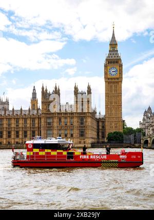 Un des deux bateaux de secours incendie sur la Tamise près des chambres du Parlement. Le bateau s'appelle Errington sauve les navires et les gens. Banque D'Images