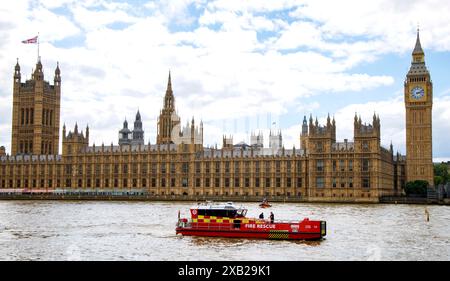 Un des deux bateaux de secours incendie sur la Tamise près des chambres du Parlement. Le bateau s'appelle Errington sauve les navires et les gens. Banque D'Images