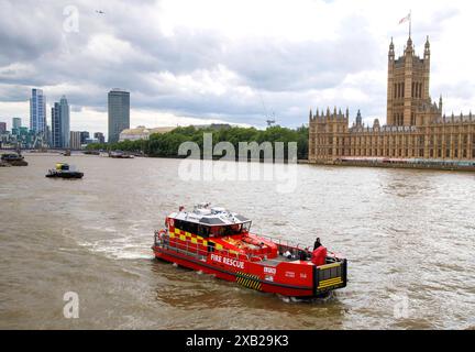 Un des deux bateaux de secours incendie sur la Tamise près des chambres du Parlement. Le bateau s'appelle Errington sauve les navires et les gens. Banque D'Images