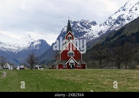 La nouvelle église Olden est une église paroissiale de l'Église de Norvège dans la municipalité de Stryn dans le comté de Vestland, en Norvège. Il est situé dans le village d'Olden à l'extrémité nord de la vallée d'Oldedalen. L'église rouge en bois a été construite dans un plan d'église longue en 1934. Banque D'Images