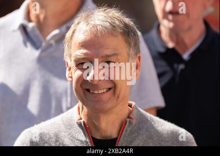 Rust, Allemagne. 10 juin 2024. Jürgen Klinsmann, ancien joueur national et entraîneur, se tient sur le terrain d'Europa-Park lors d'une conférence de presse. Crédit : Silas Stein/dpa/Alamy Live News Banque D'Images