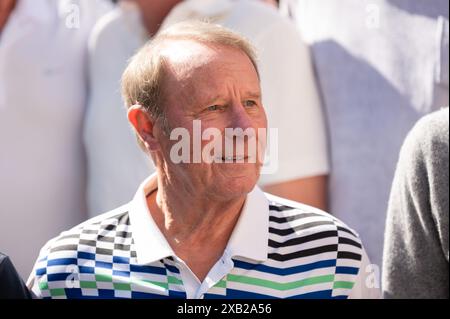 Rust, Allemagne. 10 juin 2024. Berti Vogts, ancien entraîneur de l'équipe nationale allemande de football, se tient sur le terrain d'Europa-Park lors d'une conférence de presse. Crédit : Silas Stein/dpa/Alamy Live News Banque D'Images