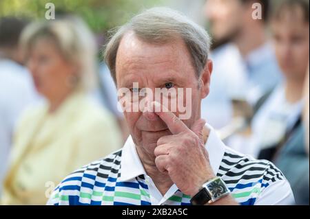 Rust, Allemagne. 10 juin 2024. Berti Vogts, ancien entraîneur de l'équipe nationale allemande de football, se tient sur le terrain d'Europa-Park lors d'une conférence de presse. Crédit : Silas Stein/dpa/Alamy Live News Banque D'Images