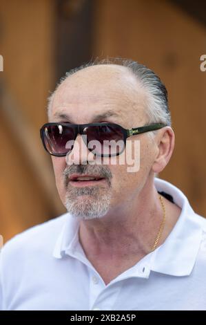 Rust, Allemagne. 10 juin 2024. Jürgen Kohler, ancien joueur de l'équipe nationale, se tient sur le terrain d'Europa-Park lors d'une conférence de presse. Crédit : Silas Stein/dpa/Alamy Live News Banque D'Images