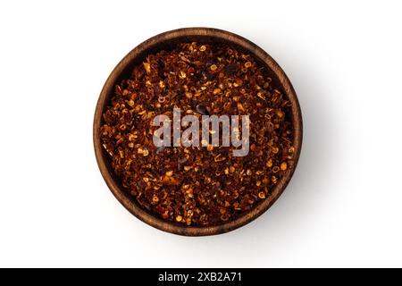 flocons de piment séchés dans un bol en bois, isolé sur fond blanc, concept de catalogue d'épices, vue de dessus Banque D'Images
