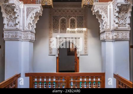 Intérieur complexe de la Madrasa Ben Youssef, fondée par le sultan ménide Abou el Hassan au XIVe siècle. Banque D'Images