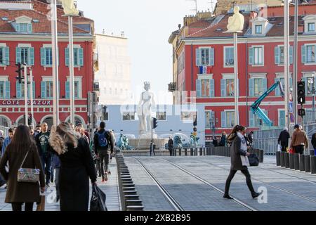 Nice, France - 29 janvier 2019 : des gens marchent le long d'une rue bondée près de Fontaine du Soleil sur la place Massena. La scène capture l'animation atmos Banque D'Images