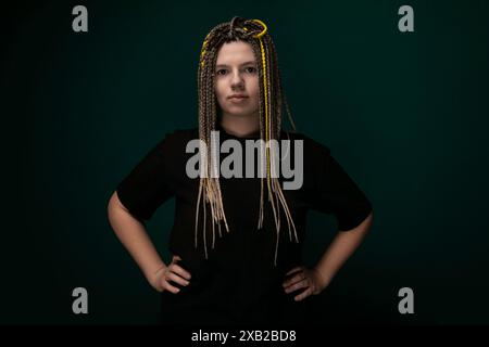 Femme avec de longs dreadlocks blonds debout avec les mains sur les hanches Banque D'Images