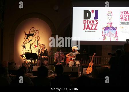 Rome, Italie. 09 juin 2024. Diva'S Jazz Festival à la Maison internationale des femmes avec Kebra Distancia Duo. Le duo est composé d'Angelica Ponti, chant et percussions ; Alex Araujo, guitare. Ils ont été présentés par la directrice artistique Susanna Stivali. Ils ont joué pour le festival, des morceaux de leurs compositions de jazz latin brésilien. (Photo de Daniela Franceschelli/Pacific Press) crédit : Pacific Press Media production Corp./Alamy Live News Banque D'Images