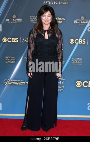 LOS ANGELES - 8 juin : Valerie Bertinelli arrive à la 51e édition annuelle Daytime Emmy Creative Arts & Lifestyle Awards - arrivées à l'hôtel Bonaventure Banque D'Images