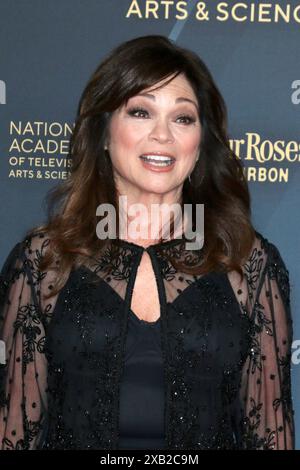 LOS ANGELES - 8 juin : Valerie Bertinelli arrive à la 51e édition annuelle Daytime Emmy Creative Arts & Lifestyle Awards - arrivées à l'hôtel Bonaventure Banque D'Images