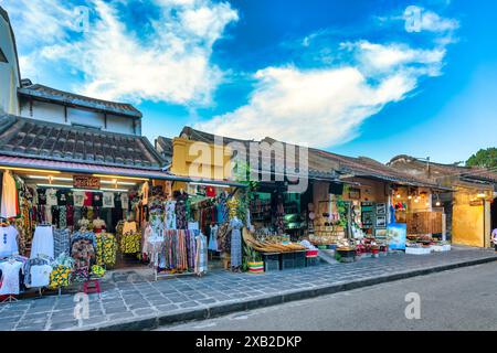 Vieux bâtiments dans la ville de Hoi an, bâtiments redécorés en restaurants ou magasins de vêtements, la vieille ville historique classée au patrimoine mondial de l'UNESCO depuis 1999. Banque D'Images