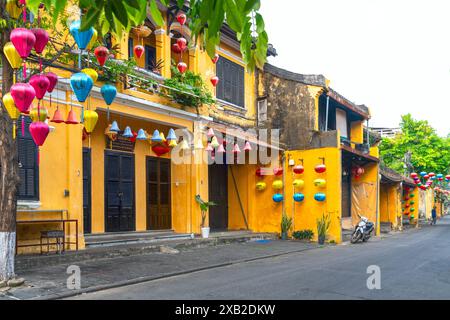 Vieux bâtiments dans la ville de Hoi an, bâtiments redécorés en restaurants ou magasins de vêtements, la vieille ville historique classée au patrimoine mondial de l'UNESCO depuis 1999. Banque D'Images