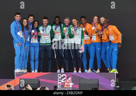 Rome, Italie. 08 juin 2024. Rome, Italie 8.06.2024:Christopher O'DONNELL, Rhasidat ADELEKE, Thomas BARR, Sharlene MAWDSLEY Irlande, Luca SITO, Anna POLINARI, Edoardo SCOTTI, Alice MANGIONE d'Italie, Liemarvin BONEVACIA, Lieke KLAVER, Isaya KLEIN IKKINK, Femke bol des pays-Bas lors de la cérémonie de médailles mixtes du relais 4 x 400m aux Championnats d'Europe d'athlétisme 2024 au stade Olympique de Rome crédit : Agence photo indépendante/Alamy Live News Banque D'Images