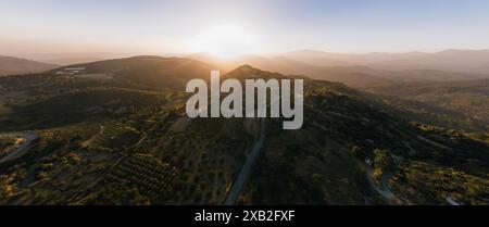 Golden Hour projetant des ombres sur le village de Prastio et les terres agricoles dans une vallée. District de Limassol, Chypre Banque D'Images