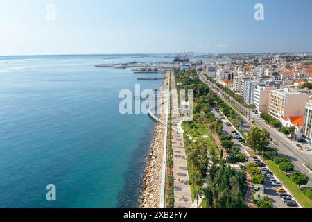 Profitez d'une journée ensoleillée sur la côte de la ville de Limassol Banque D'Images