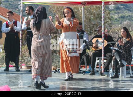 Limnatis, Chypre - 24 décembre 2022 : danseurs chypriotes traditionnels jouant avec des musiciens jouant au Almond Tree Blossom Festival Banque D'Images