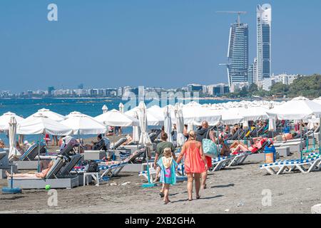 Limassol, Chypre - 02 août 2022 : famille profitant du soleil et de la mer sur une plage bondée de Dasoudi à limassol, chypre Banque D'Images