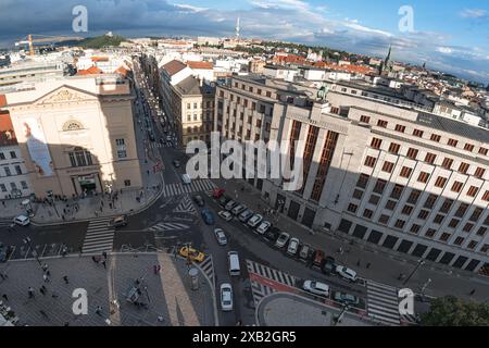 Prague, République tchèque - 09 mai 2016 : paysage urbain de Prague montrant le trafic se déplaçant à travers l'intersection par jour ensoleillé Banque D'Images