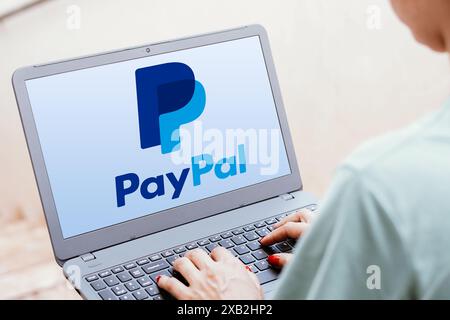 Brésil. 08 juin 2024. Dans cette illustration photo, le logo PayPal est vu affiché sur un écran d'ordinateur portable. (Photo de Rafael Henrique/SOPA images/SIPA USA) *** strictement à des fins éditoriales *** crédit : SIPA USA/Alamy Live News Banque D'Images