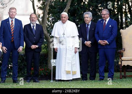 VATICAN, VATICAN - 07 JUIN : le Pape François arrive aux jardins du Vatican pour un moment de prière pour la paix commémorant le 10e anniversaire de l'Invocation pour la paix le 07 juin 2024 à la Cité du Vatican, au Vatican. L'événement commémorait un rassemblement historique le 8 juin 2014, lorsque le pape François, le président de l'État d'Israël de l'époque, Shimon Peres, le président de l'État de Palestine, Mahmoud Abbas, et le Patriarche œcuménique de Constantinople, Bartholomée Ier, est entré dans l’histoire en priant ensemble et en plantant un olivier pour la paix. Banque D'Images