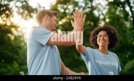 Happy Group of Volunteers travaillant sur la livraison de l'aide humanitaire et des dons, chargeant des boîtes dans un fourgon. Les travailleurs caritatifs aident les membres de la communauté. Repas gratuits pour les chômeurs, les réfugiés et les immigrants. Banque D'Images