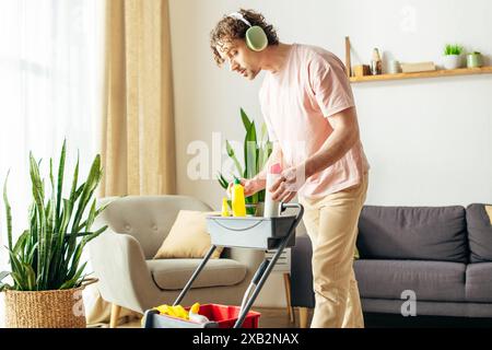 Un homme en vêtements confortables nettoie énergiquement son salon. Banque D'Images