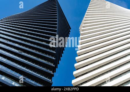 Des merveilles architecturales s'élèvent vers le ciel au cœur de Tbilissi, avec des angles dynamiques et des lignes épurées et modernes sur un fond bleu clair Banque D'Images