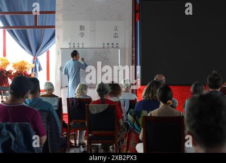 Taiyuan, province chinoise du Shanxi. 29 mai 2024. Les touristes étrangers apprennent les pratiques traditionnelles chinoises de bien-être dans une station thermale à Gaoping, dans la province du Shanxi, au nord de la Chine, le 29 mai 2024. POUR ALLER AVEC 'Across China : l'industrie du tourisme de bien-être de la Chine attire des visiteurs de loin' crédit : Chen Zhihao/Xinhua/Alamy Live News Banque D'Images