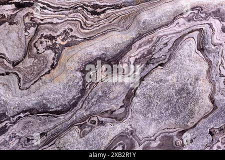 Gros plan de couches complexes et de motifs tourbillonnants dans la pierre naturelle, soulignant la beauté des formations géologiques et des textures, Espagne Banque D'Images