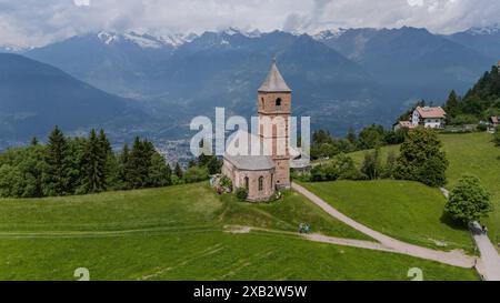 Hafling, Südtirol, Italie 07. Juni 2024 : hier der Blick, Drohne auf das Kirchlein, Kirche ont Kathrein, Chiesa di Santa Caterina BEI Hafling oberhalb von Meran, Kleinod, wandern, spazieren, Ausblick, Natur, Meraner Land, Burggrafenamt,Pferdeparadies, Herkunft der Haflinger Pferde, im Hintergrund die Texelgruppe *** Hafling, Tyrol du Sud, Italie 07 juin 2024 ici la vue, drone sur la petite église, église St Kathrein, Chiesa di Santa Caterina près de Hafling au-dessus de Meran, bijou, randonnée, marche, vue, nature, Meraner Land, Burggrafenamt, paradis des chevaux, origine des chevaux Haflinger, dans le dos Banque D'Images