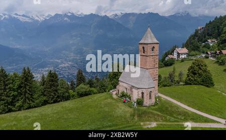 Hafling, Südtirol, Italie 07. Juni 2024 : hier der Blick, Drohne auf das Kirchlein, Kirche ont Kathrein, Chiesa di Santa Caterina BEI Hafling oberhalb von Meran, Kleinod, wandern, spazieren, Ausblick, Natur, Meraner Land, Burggrafenamt,Pferdeparadies, Herkunft der Haflinger Pferde, im Hintergrund die Texelgruppe *** Hafling, Tyrol du Sud, Italie 07 juin 2024 ici la vue, drone sur la petite église, église St Kathrein, Chiesa di Santa Caterina près de Hafling au-dessus de Meran, bijou, randonnée, marche, vue, nature, Meraner Land, Burggrafenamt, paradis des chevaux, origine des chevaux Haflinger, dans le dos Banque D'Images