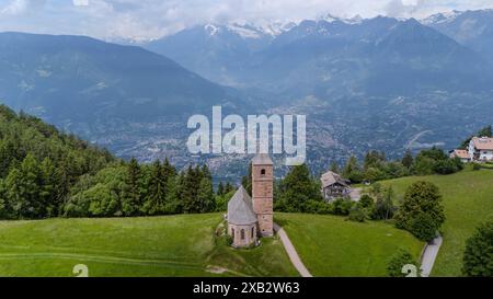 Hafling, Südtirol, Italie 07. Juni 2024 : hier der Blick, Drohne auf das Kirchlein, Kirche ont Kathrein, Chiesa di Santa Caterina BEI Hafling oberhalb von Meran, Kleinod, wandern, spazieren, Ausblick, Natur, Meraner Land, Burggrafenamt,Pferdeparadies, Herkunft der Haflinger Pferde, im Hintergrund die Texelgruppe, Meraner Talkessel *** Hafling, Tyrol du Sud, Italie 07 juin 2024 ici la vue, drone sur la petite église, église St Kathrein, Chiesa di Santa Caterina près de Hafling au-dessus de Meran, bijou, randonnée, marche, vue, nature, Meraner Land, Burggrafenamt, paradis des chevaux, origine du Haflinger h. Banque D'Images