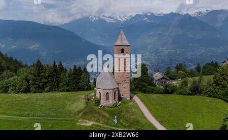 Hafling, Südtirol, Italie 07. Juni 2024 : hier der Blick, Drohne auf das Kirchlein, Kirche ont Kathrein, Chiesa di Santa Caterina BEI Hafling oberhalb von Meran, Kleinod, wandern, spazieren, Ausblick, Natur, Meraner Land, Burggrafenamt,Pferdeparadies, Herkunft der Haflinger Pferde, im Hintergrund die Texelgruppe *** Hafling, Tyrol du Sud, Italie 07 juin 2024 ici la vue, drone sur la petite église, église St Kathrein, Chiesa di Santa Caterina près de Hafling au-dessus de Meran, bijou, randonnée, marche, vue, nature, Meraner Land, Burggrafenamt, paradis des chevaux, origine des chevaux Haflinger, dans le dos Banque D'Images