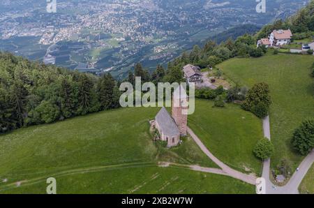 Hafling, Südtirol, Italie 07. Juni 2024 : hier der Blick, Drohne auf das Kirchlein, Kirche ont Kathrein, Chiesa di Santa Caterina BEI Hafling oberhalb von Meran, Kleinod, wandern, spazieren, Ausblick, Natur, Meraner Land, Burggrafenamt,Pferdeparadies, Herkunft der Haflinger Pferde *** Hafling, Tyrol du Sud, Italie 07 juin 2024 ici la vue, drone sur la petite église, église St Kathrein, Chiesa di Santa Caterina près de Hafling au-dessus de Meran, bijou, randonnée, marche, vue, nature, Meraner Land, Burggrafenamt, paradis des chevaux, origine des chevaux Haflinger Banque D'Images