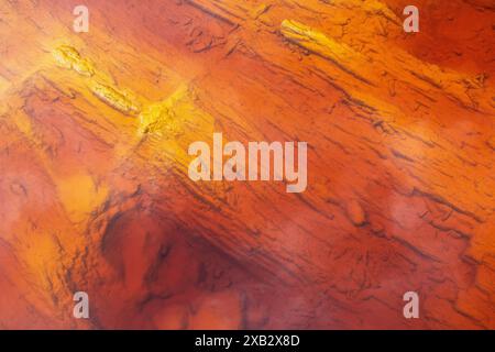 Vue aérienne de la rivière Rio Tinto orange et rouge vibrante, mettant en valeur la coloration unique due à l'oxyde de fer à Riotinto, Huelva, Espagne. Banque D'Images