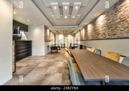 Une salle à manger contemporaine dotée d'un mobilier élégant et de murs en briques élégants, située à la Blassiusstraat 5-1 Banque D'Images