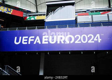 'UEFA EURO 2024' Schriftzug auf Tribuene, Themenfoto, Themenbild, Symbolfoto, Symbolbild, Stockfoto GER, Stadium Open Media Day Volksparkstadion, Fussball, UEFA Euro 2024, 10.06.2024 Foto : Eibner-Pressefoto/Marcel von Fehrn Banque D'Images