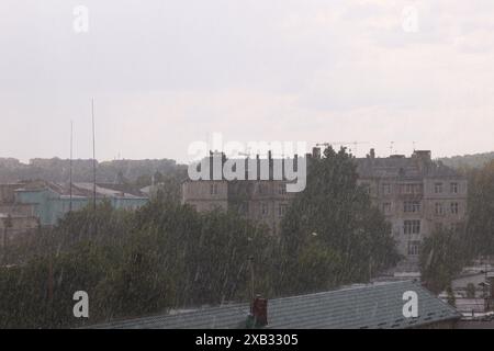 Vue sur la rue de la ville les jours de pluie Banque D'Images