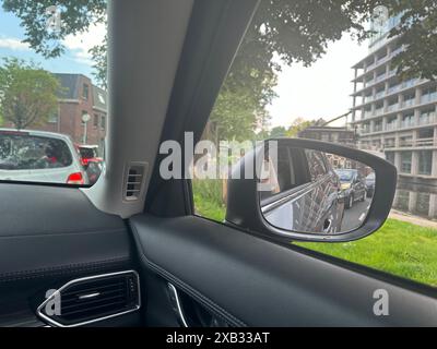 Les voitures dans la circulation s'embouteillage dans la rue de la ville, vue depuis le siège du conducteur Banque D'Images