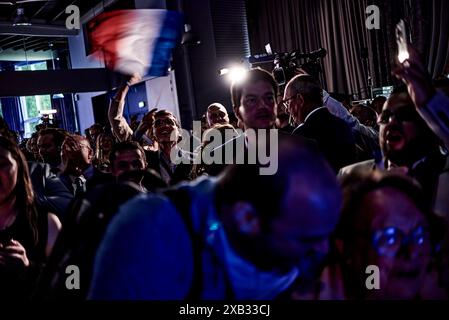Paris, France. 04th Apr, 2023. Antonin Burat/le Pictorium - la nuit des élections au siège du rassemblement pour les élections européennes de 2024 - 04/04/2023 - France/Paris - les militants réagissent à la publication des résultats, lors de la nuit des élections au siège du rassemblement pour les élections européennes de 2024. Crédit : LE PICTORIUM/Alamy Live News Banque D'Images