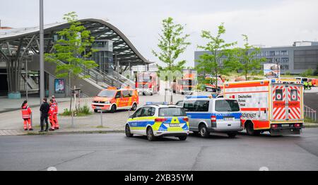 Hanovre, Allemagne. 10 juin 2024. Les secouristes des pompiers, des services d'urgence et de la police se tiennent à la station Messe Ost. Un véhicule léger sur rail vide est entré en collision avec un véhicule léger sur rail transportant de nombreux passagers à midi. Les pompiers ont donné l'alarme pour un incident de masse de victimes. Crédit : Julian Stratenschulte/dpa/Alamy Live News Banque D'Images