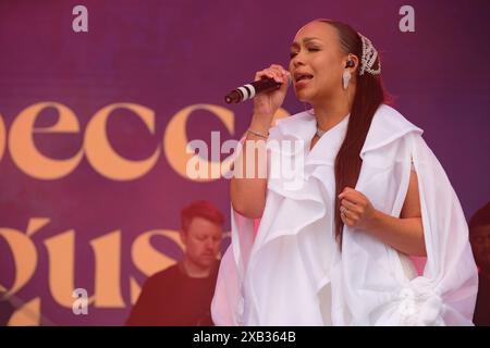 Rebecca Ferguson se produit au Cambridge Club Festival, Royaume-Uni. 8 juin 2024 Banque D'Images