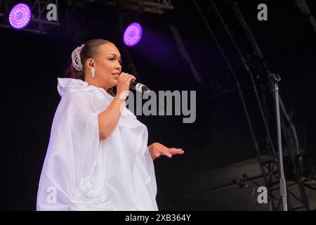 Rebecca Ferguson se produit au Cambridge Club Festival, Royaume-Uni. 8 juin 2024 Banque D'Images